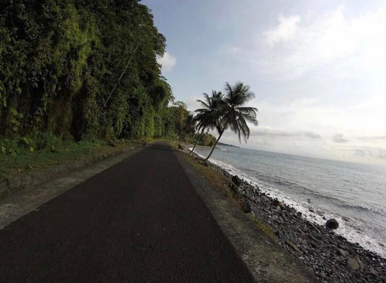 águas cristalinas e verde em São Tomé e Príncipe