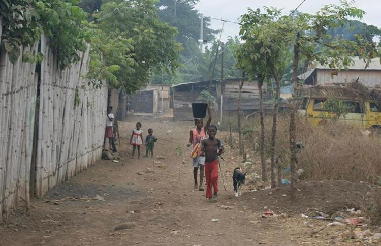 crianças descalças em STP