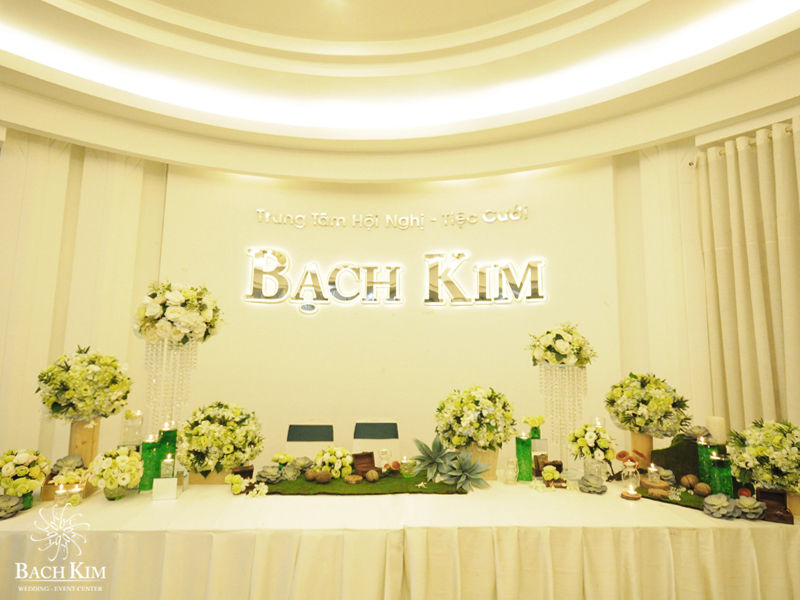 Không gian trưng bày bàn Gallery tại nhà hàng Bạch Kim