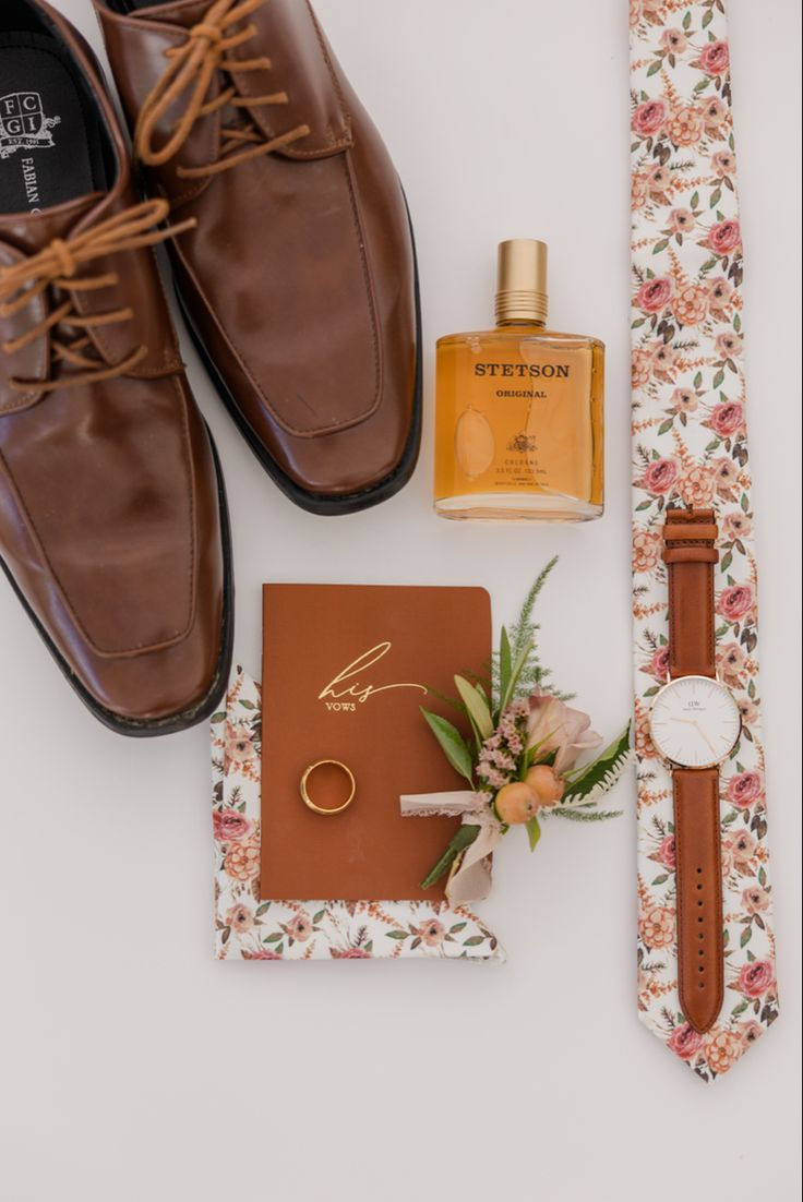 Có thể chụp ảnh Flatlay cưới cho vật dụng của dâu rể và chung cả hai người