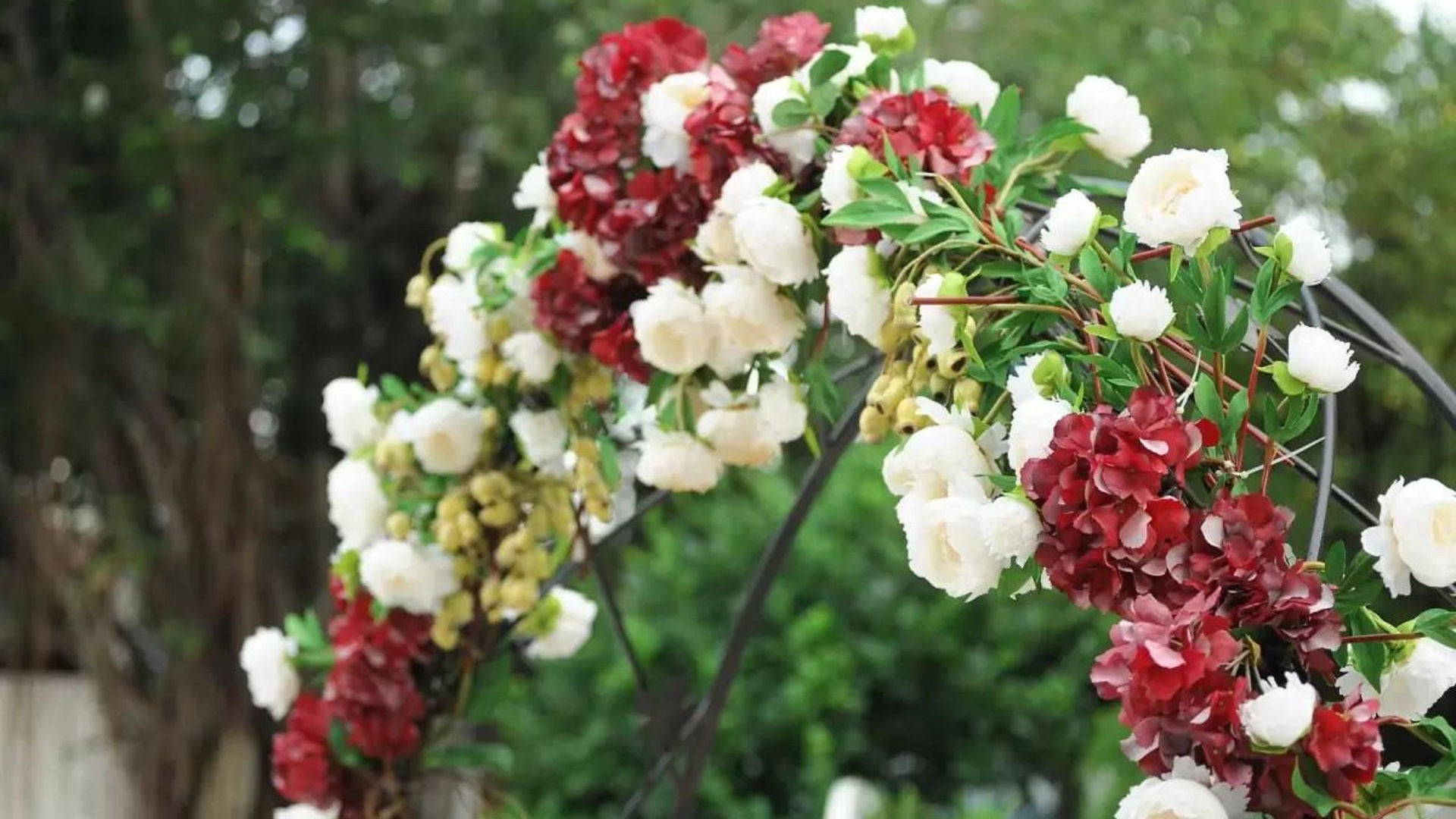 Ảnh chụp cổng hoa cưới tại sảnh Peony Le Jardin Thủ Đức - WEDDINGBOOK