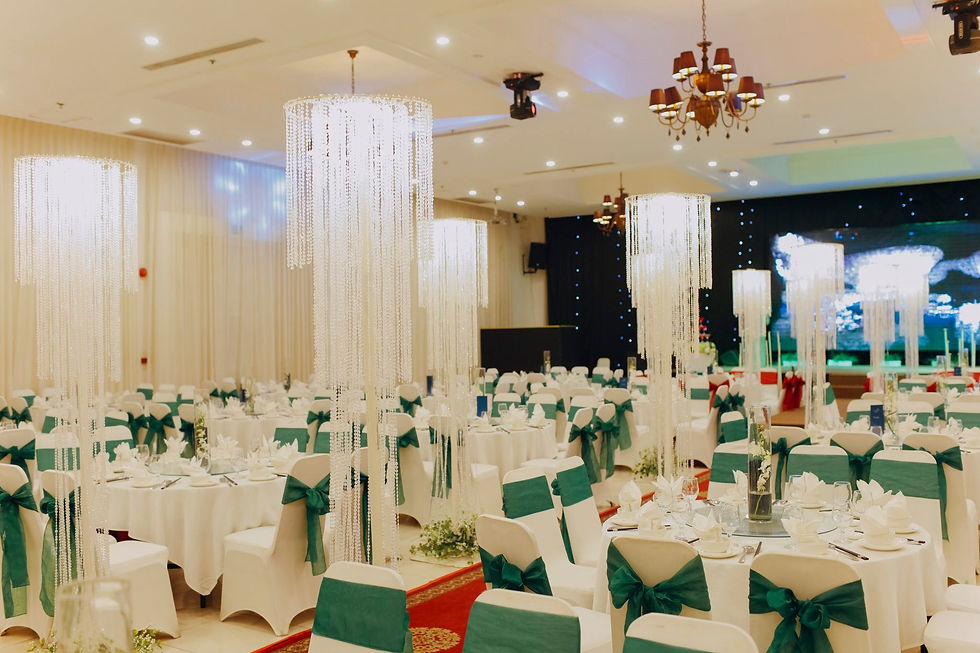 Ảnh minh họa những chùm đèn trang trí ở sảnh tiệc Claris Palace