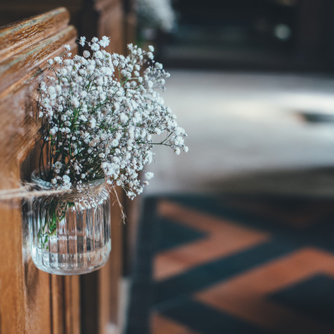 Fleurs dans un pot en verre
