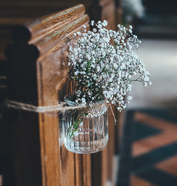 Fleurs dans un pot en verre