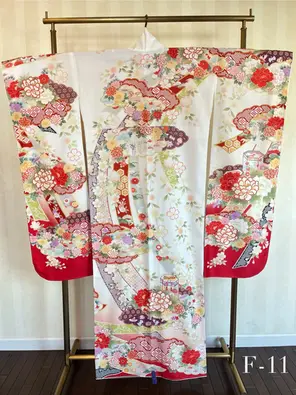白地に赤やピンクの小花と古典文様が散りばめられた振袖 F-11｜可愛らしく優雅な雰囲気の振袖