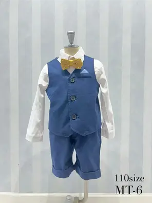 七五三の男の子に最適なフォーマルレンタル衣装。青色のベストとショートパンツに白シャツ、黄色の蝶ネクタイを合わせた爽やかな110サイズスーツで、七五三撮影・誕生日フォトにおすすめ。