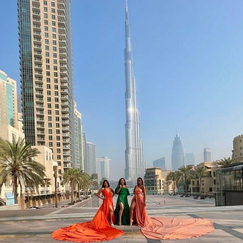 Three women in flowing dresses pose in Dubai, flying dress photoshoot DUBAI DOO