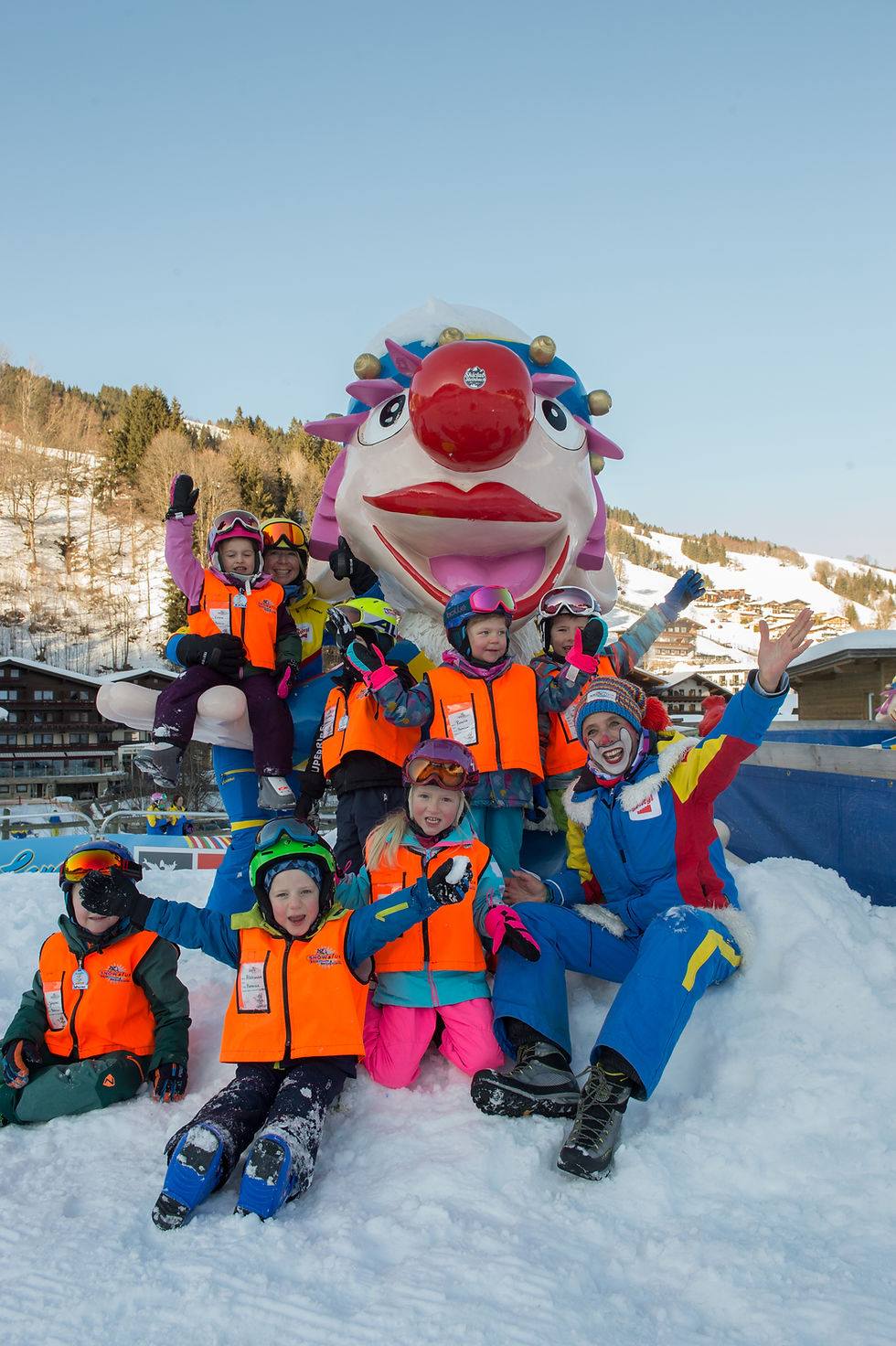 Kinder vor Maskottchen Snowly