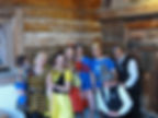 Menschen zu Fasching in Kostümen