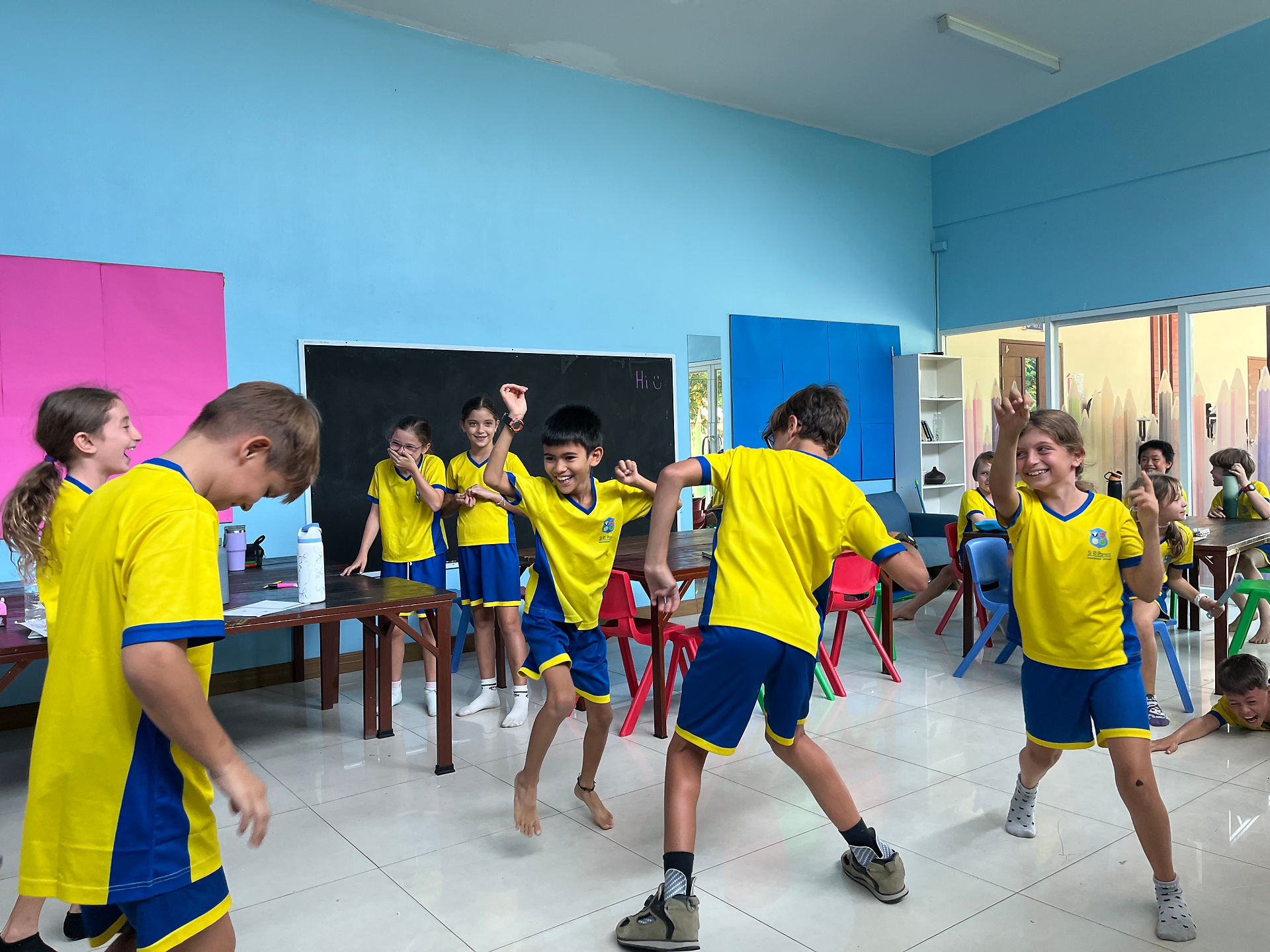Si Ri Panya News Highlights: Students dancing in classroom