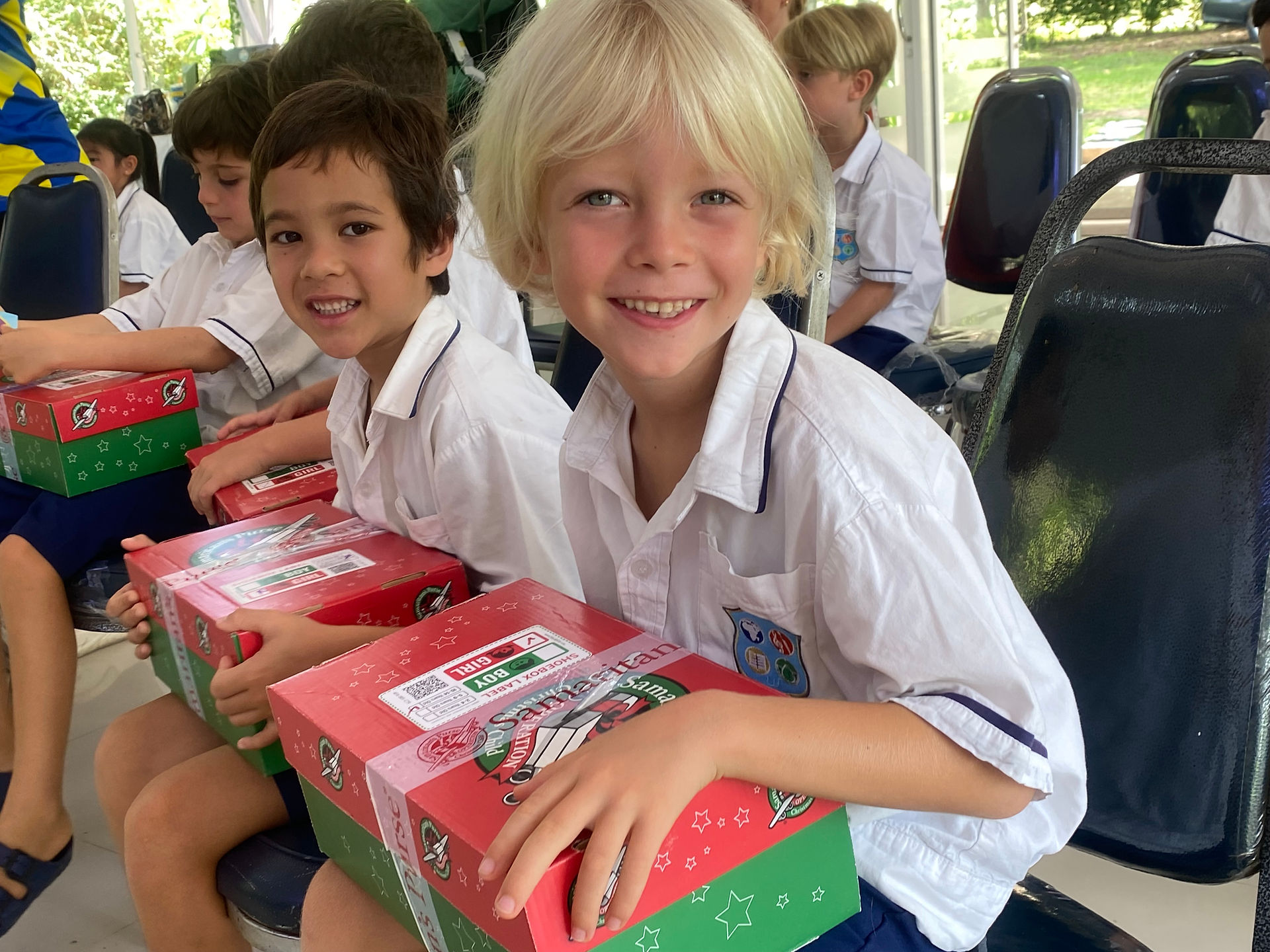 Si Ri Panya News Highlights: Students holding gift boxes.