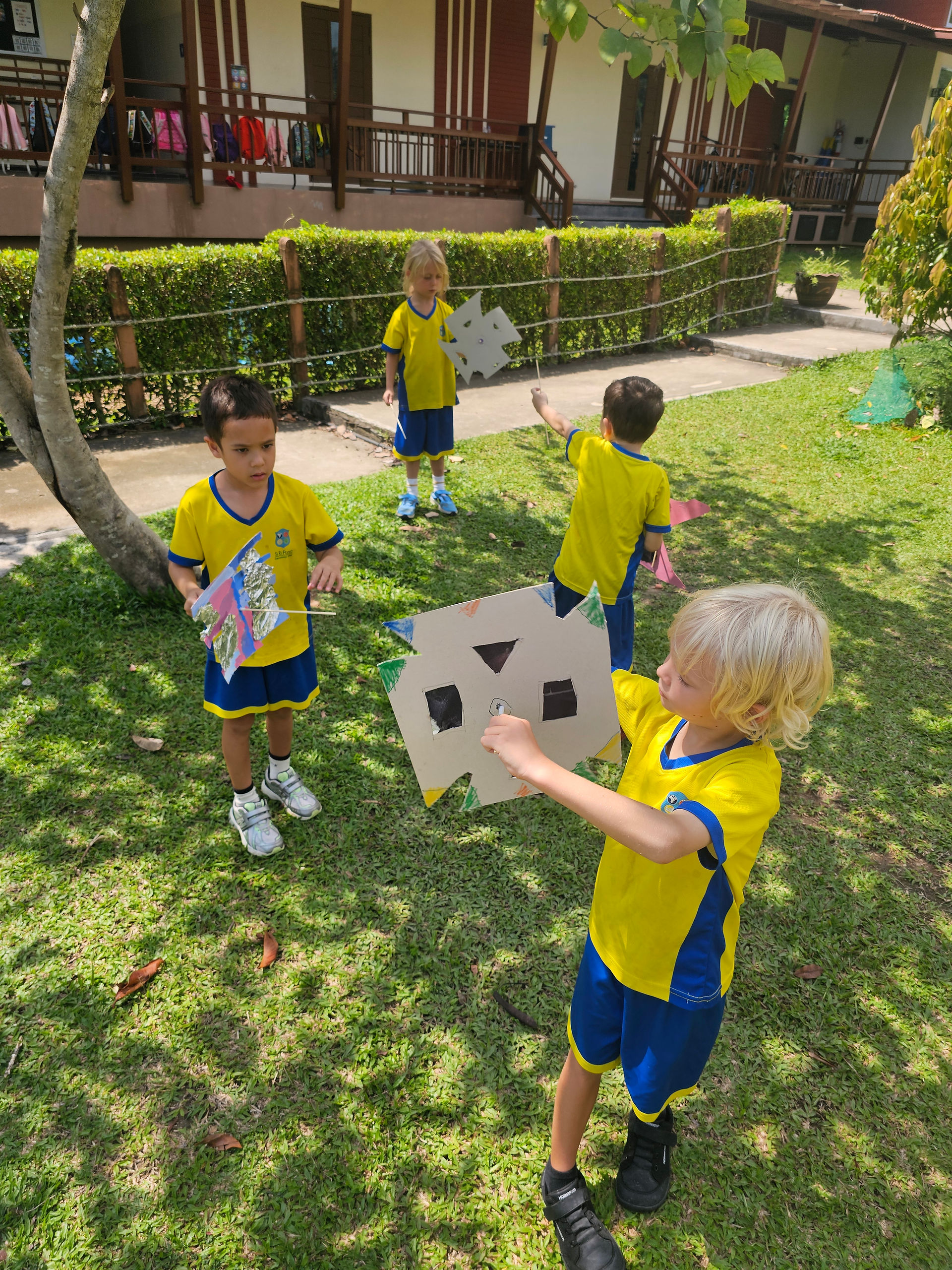 Si Ri Panya News Highlights: Students flying kites outside.