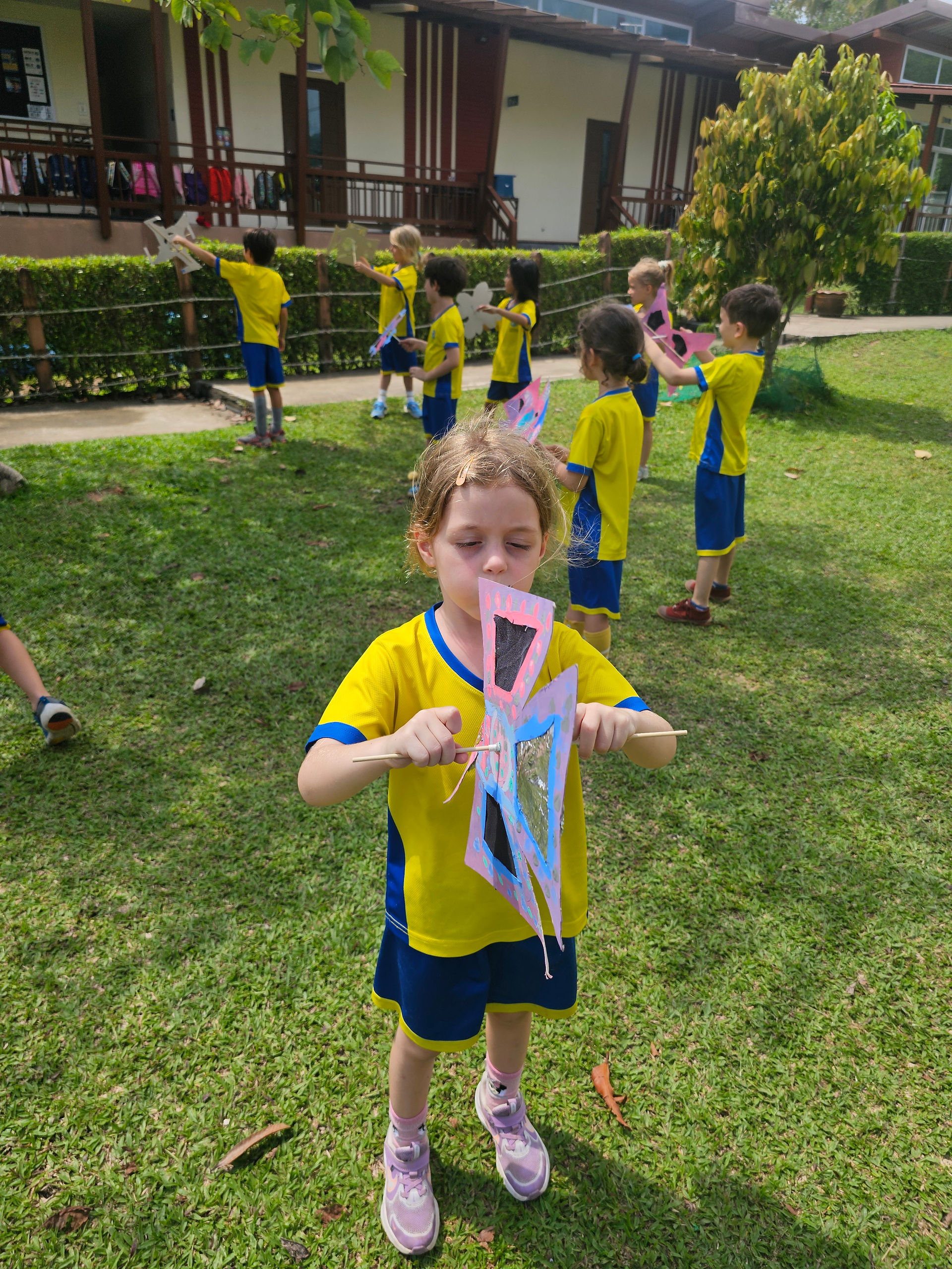 Si Ri Panya News Highlights: Students playing outdoors with paper kites.