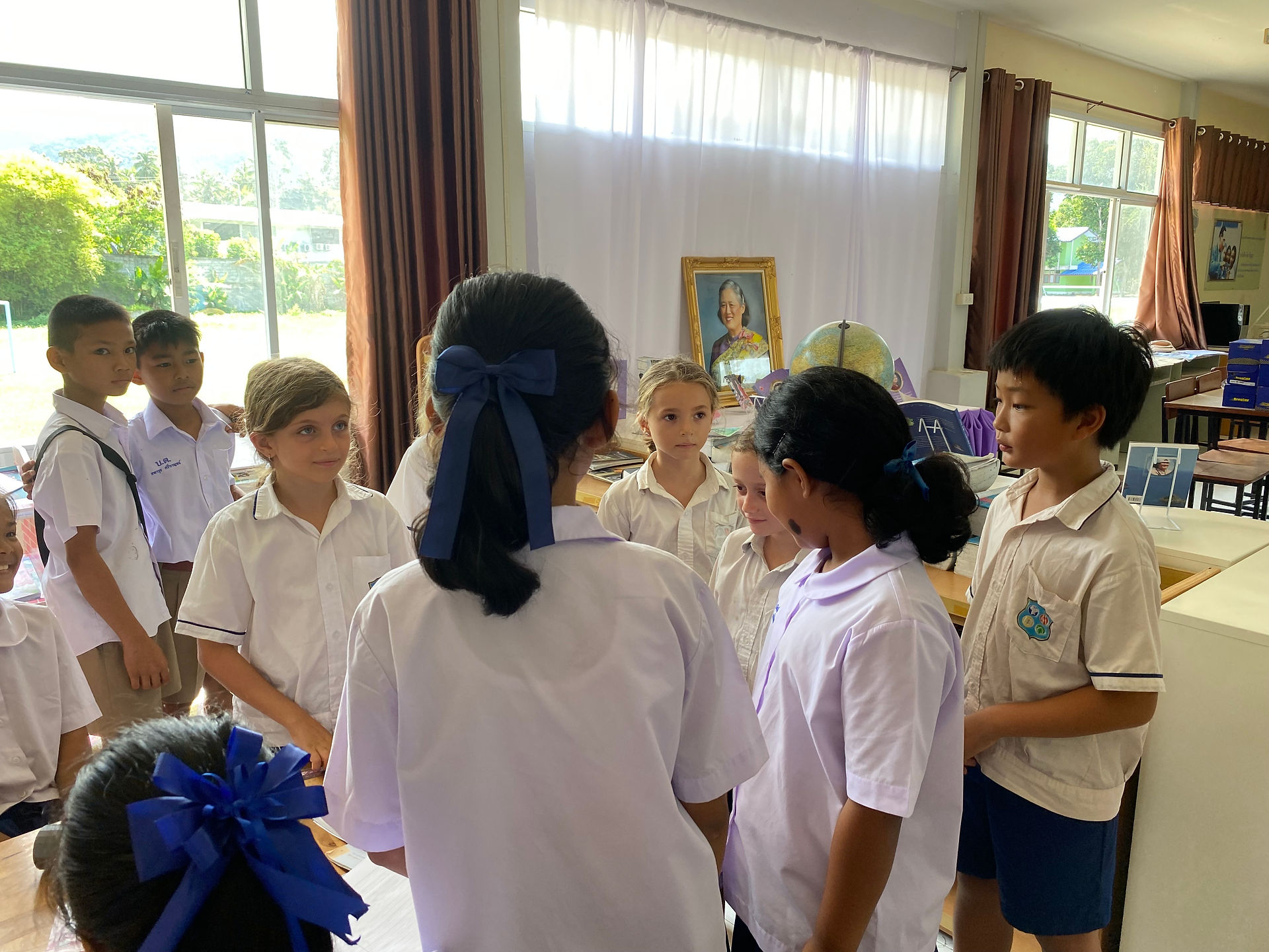 Students gather for Si Ri Panya News Highlights event.