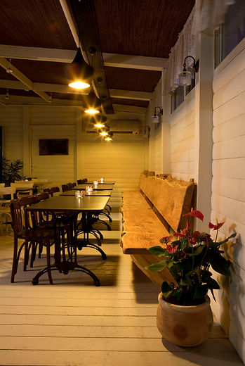 ספסל עת גושני בהשמנה מיוחדת מלווה את קיר המרפסת.