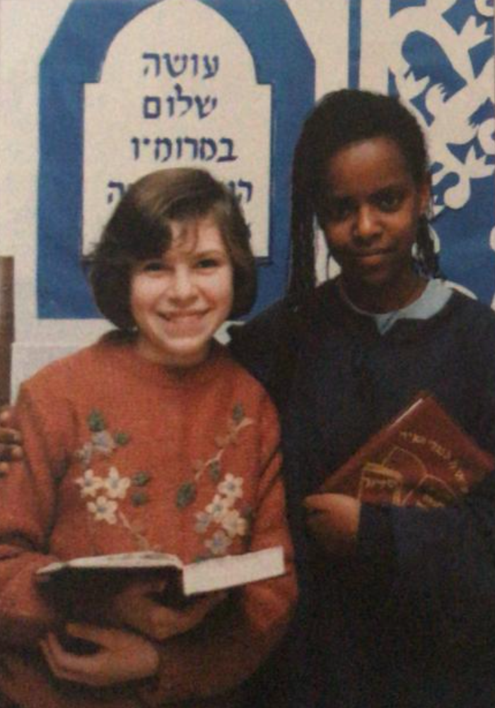 בתמונה אני בת 10 עם אסנת. בבית הספר. תצלום שצולם לטובת עיתון מקומי וצורף לכתבה אודות העלייה הגדולה בעיר