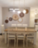 קיר פינת האוכל, צלחות וסלסלות קש תלויות על הקיר על רקע אפור גרז'