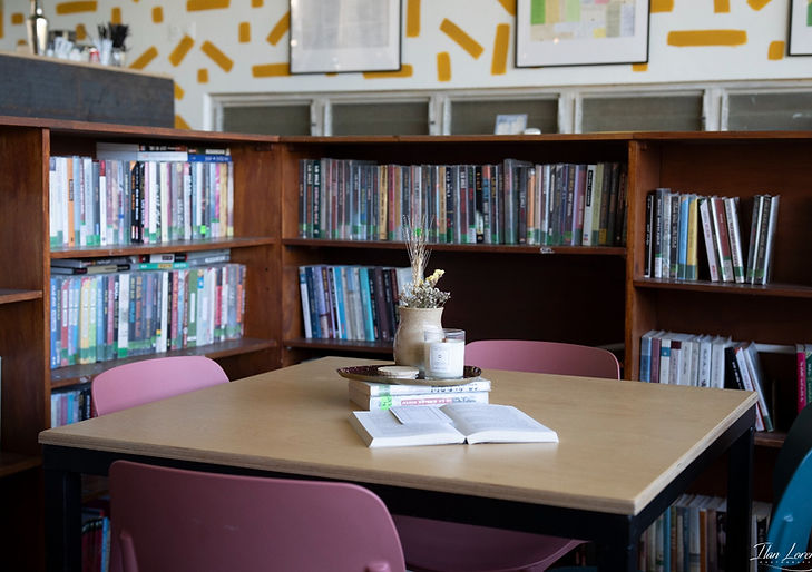 מועדון הספרייה מולדת, פינות ישיבה מעץ בין מדפי הספרים