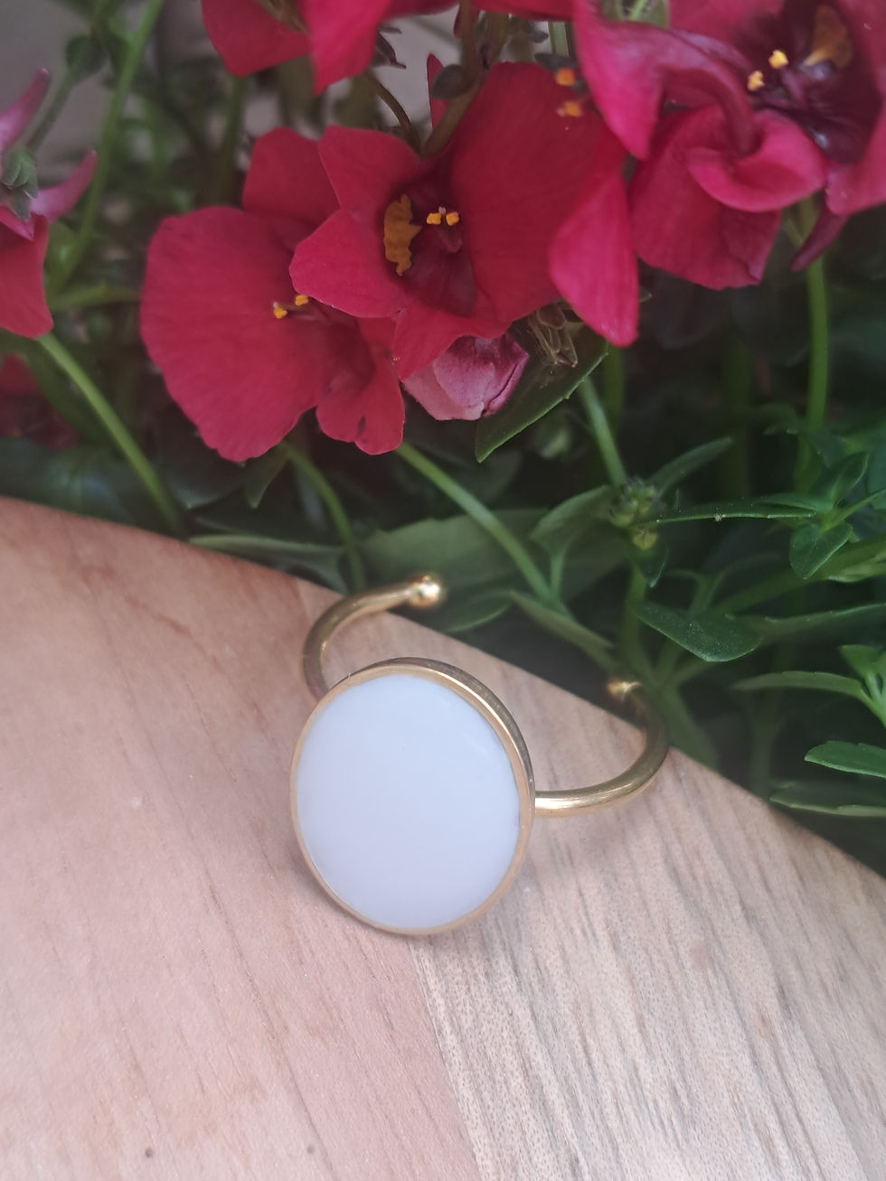 Thumbnail: White big oval ring