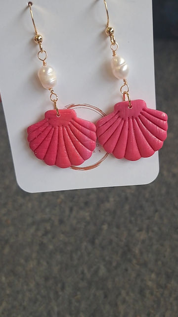 Thumbnail: Handgemaakte schelp oorbellen fuchsia