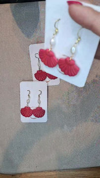 Thumbnail: Handgemaakte schelp oorbellen fuchsia