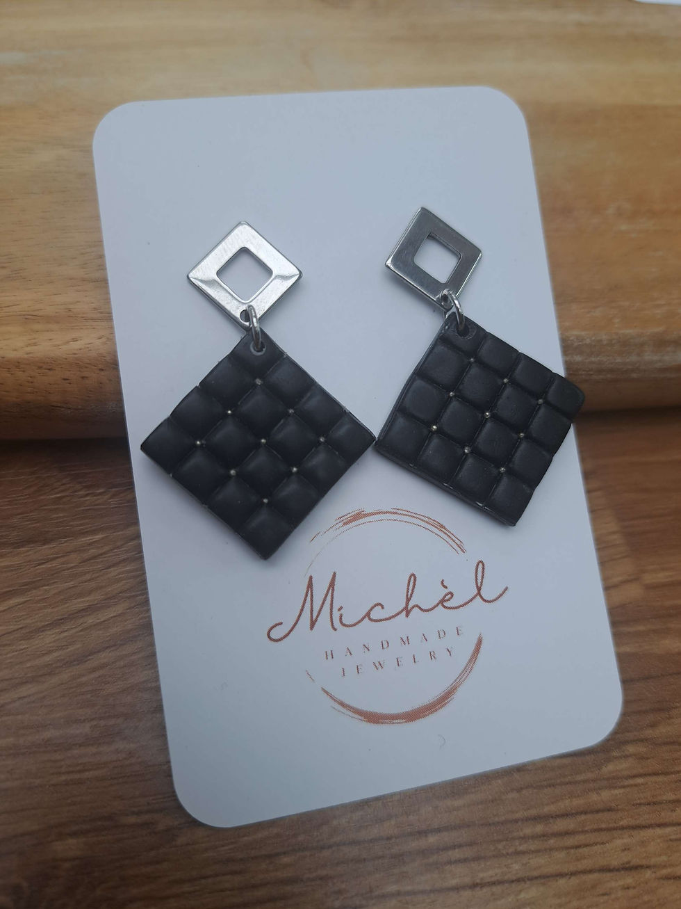 Thumbnail: Black beauty small square 