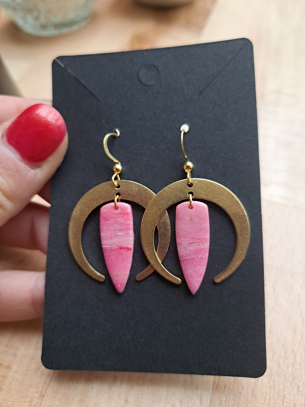 Thumbnail: Roze oorbellen omringd door een maan