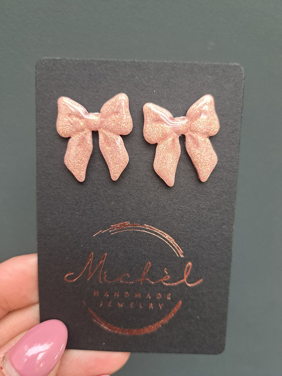 Thumbnail: Handgemaakte strik oorbellen studs rosé met glitter
