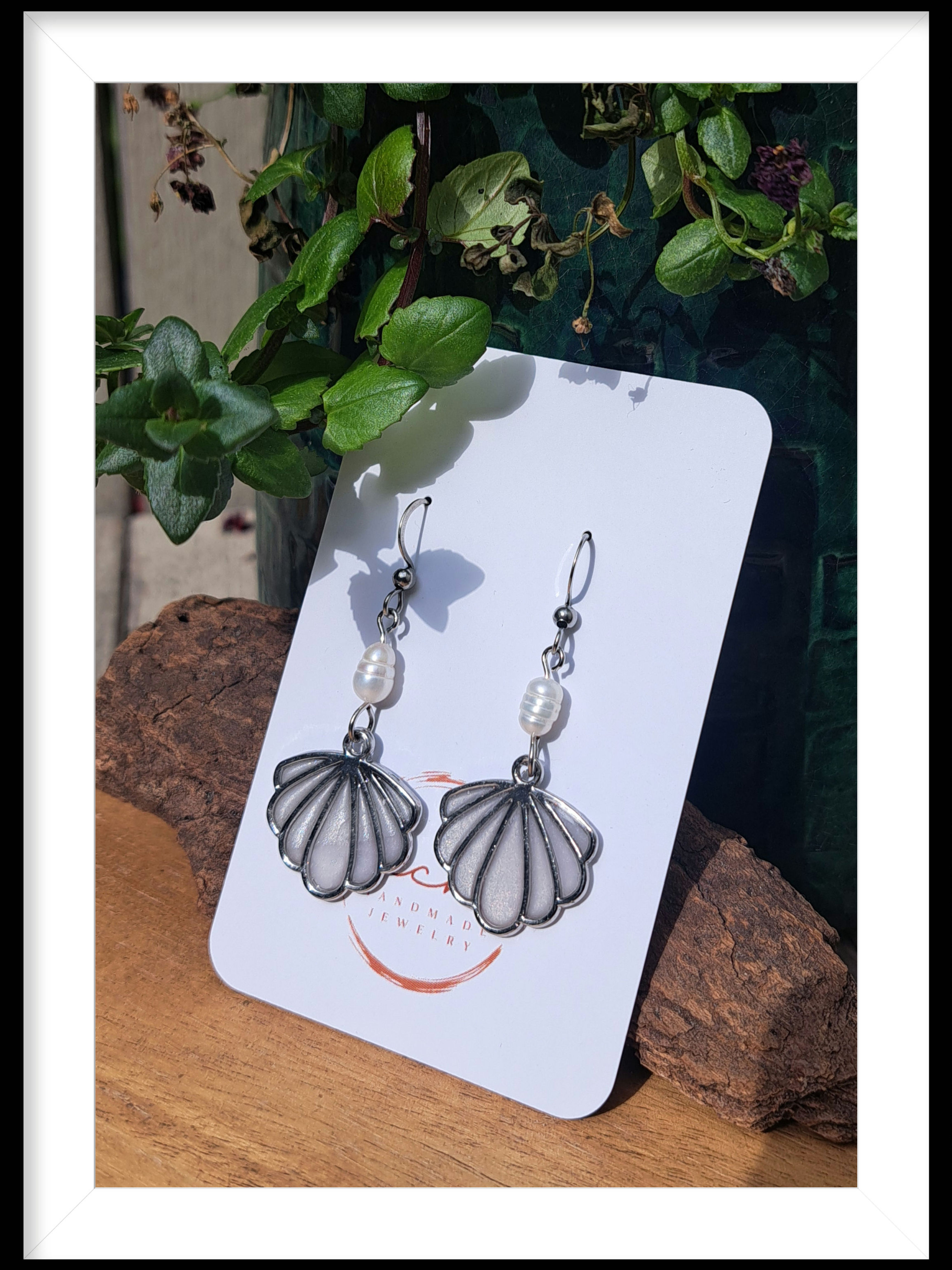 Pearl shell white shimmer