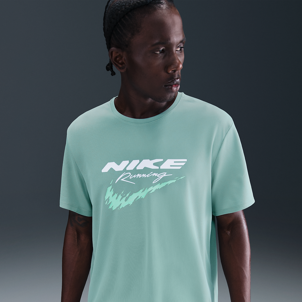 Playera de correr Dri-FIT UV para hombre Nike Miler - Verde
