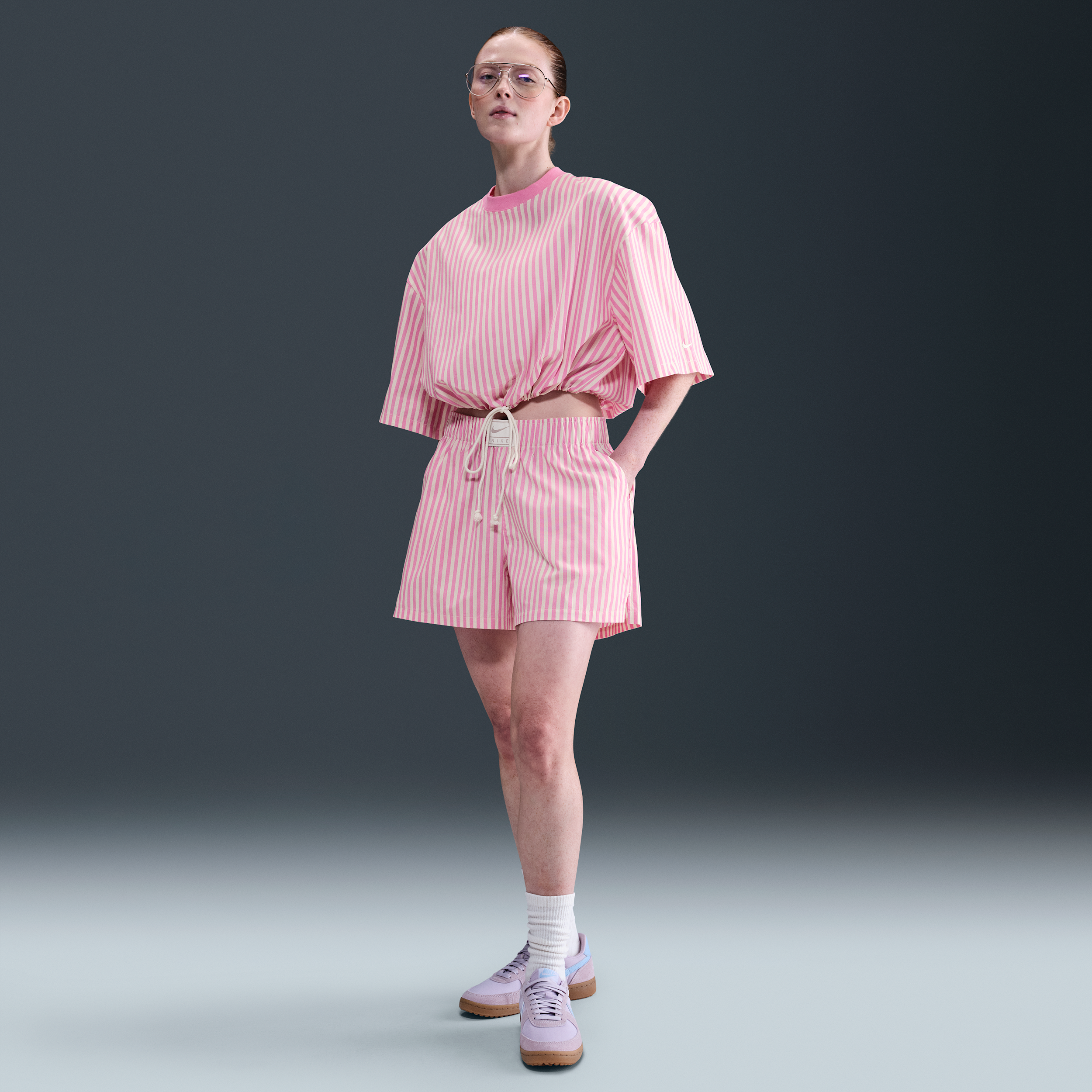 Shorts a rayas de tiro medio holgados para mujer Nike Sportswear Chill Poplin -