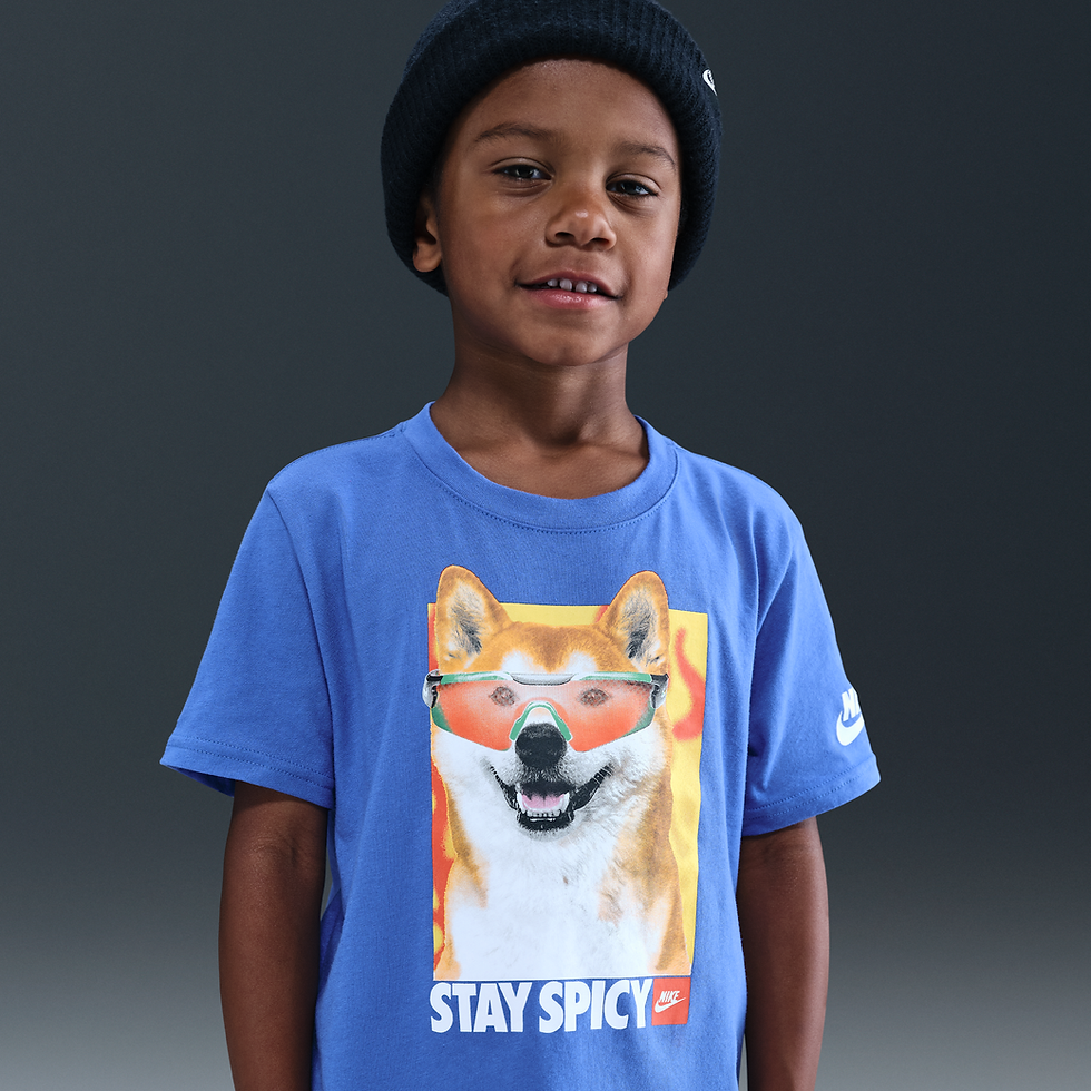 Playera Stay Spicy para niños talla pequeña Nike - Azul