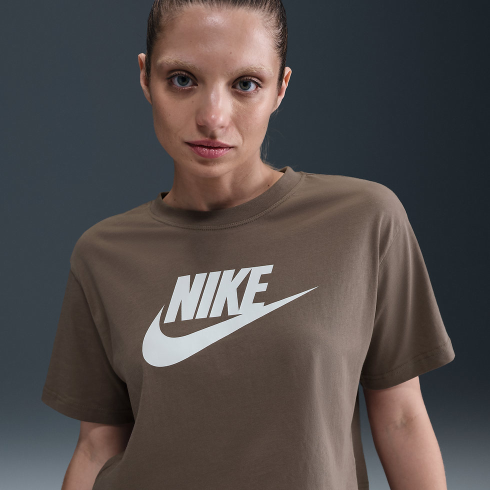 Playera cropped con logotipo para mujer Nike Sportswear Essential - Marrón