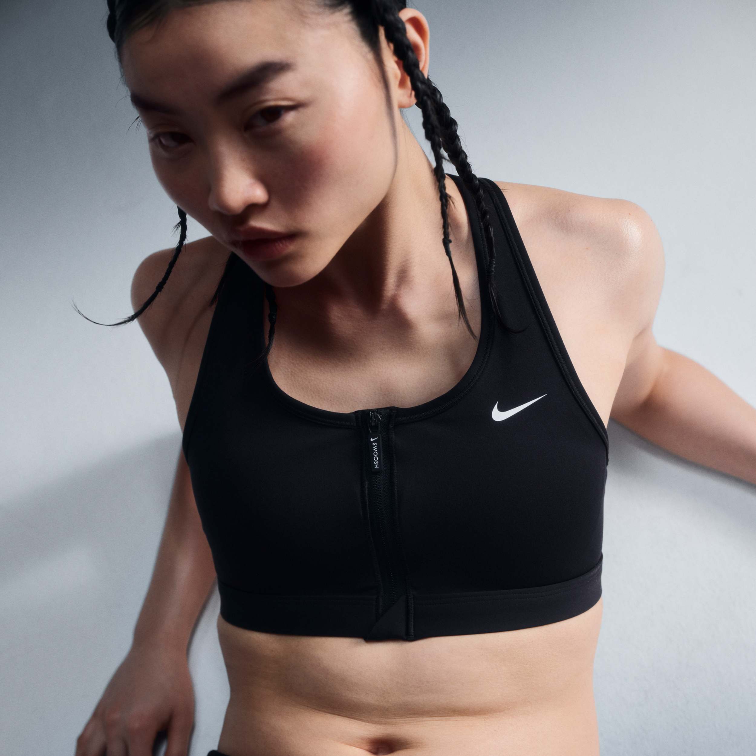 Bra deportivo de media sujeción con almohadillas para mujer Nike Swoosh Front Zi