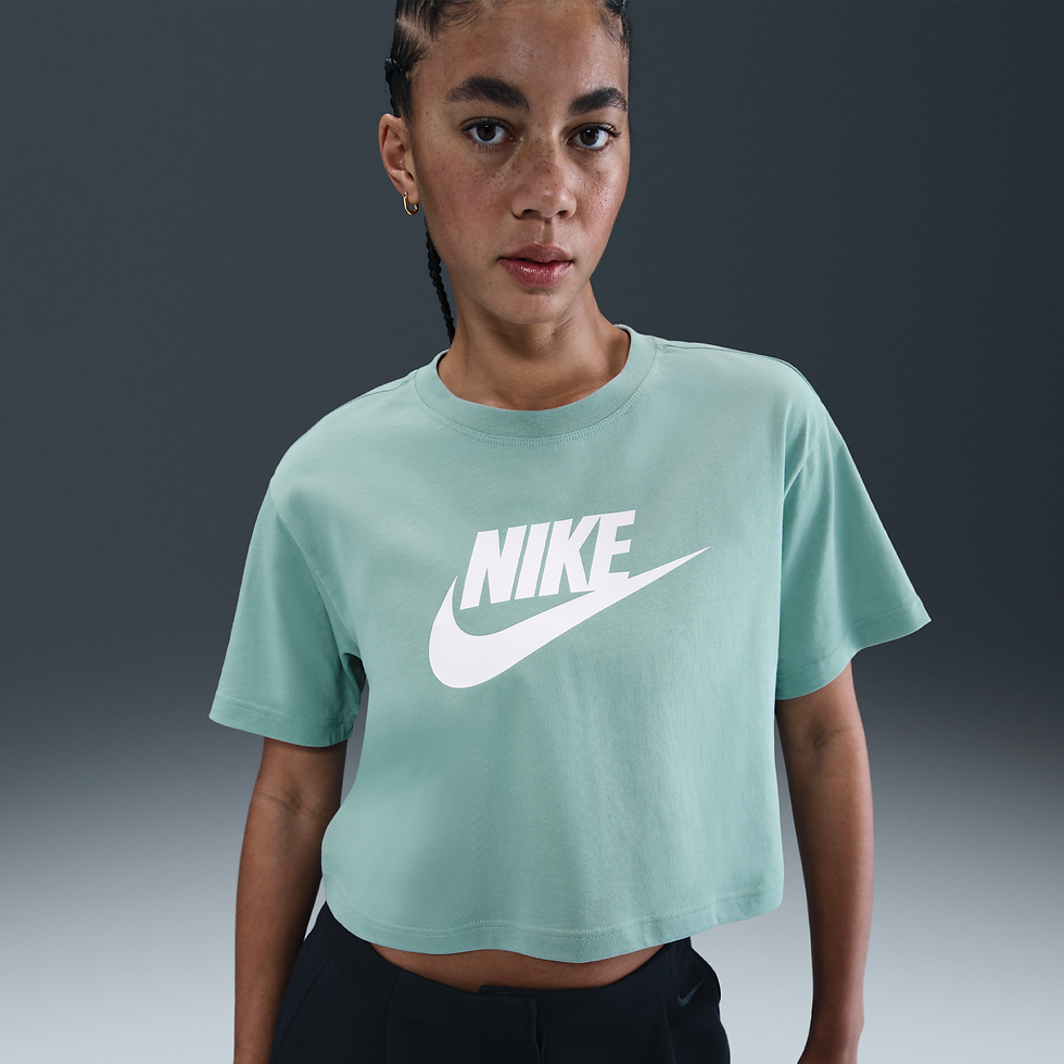 Playera cropped con logotipo para mujer Nike Sportswear Essential - Verde