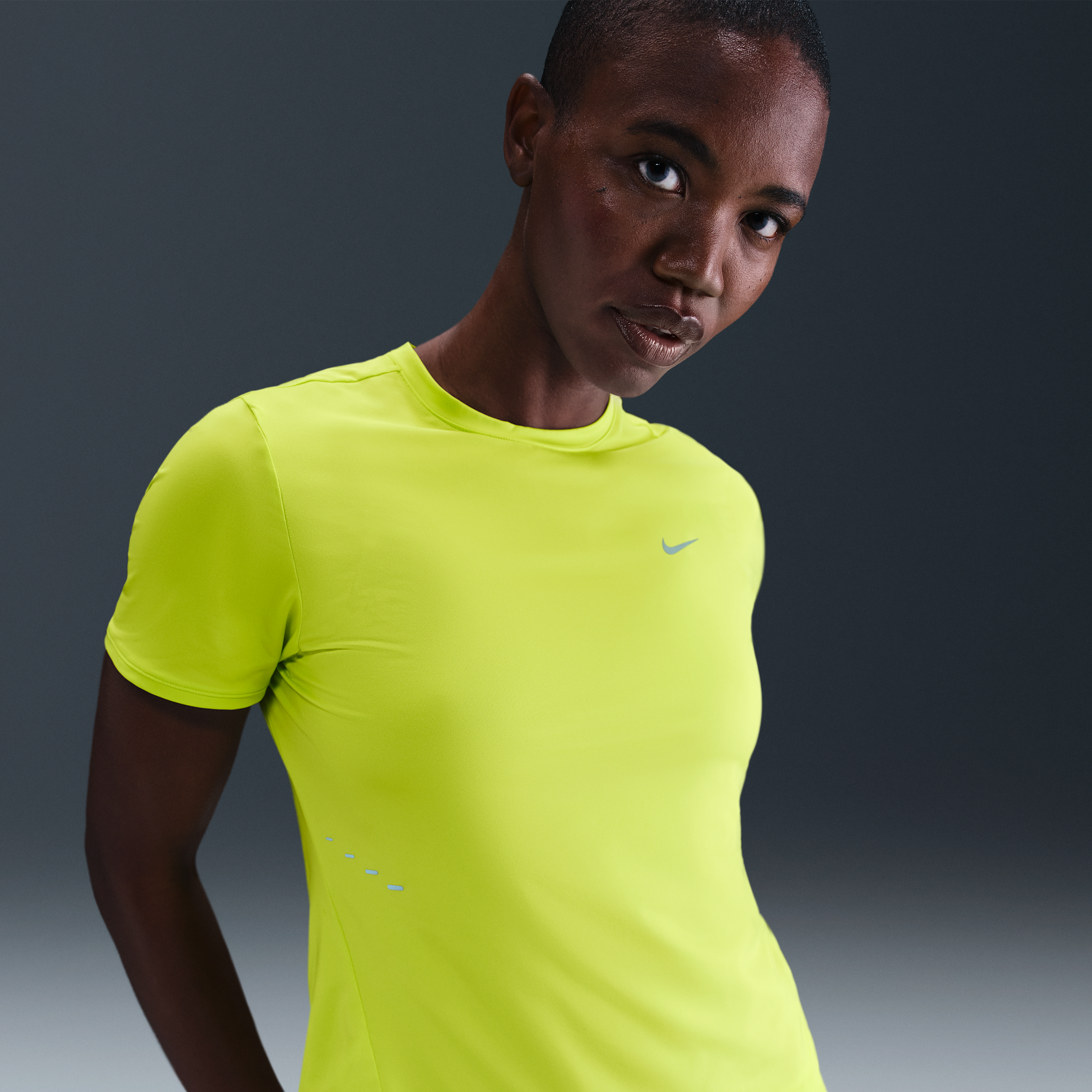 Playera de correr de manga corta Dri-FIT para mujer Nike Swift - Verde - 50% Pol