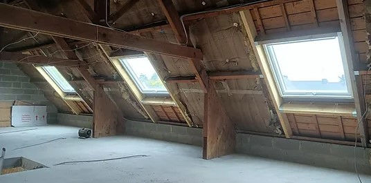 Vue intérieur de 3 grands Velux dans des combles