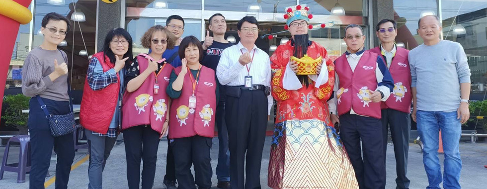 A happy photo of the God of Wealth and volunteers