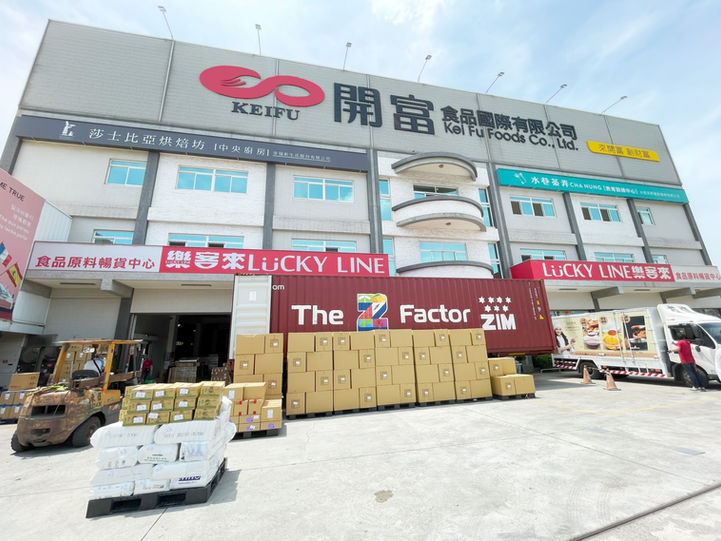 Bubble tea ingredients export container from Taiwan including tapioca pearls and popping boba prepared for international shipment.