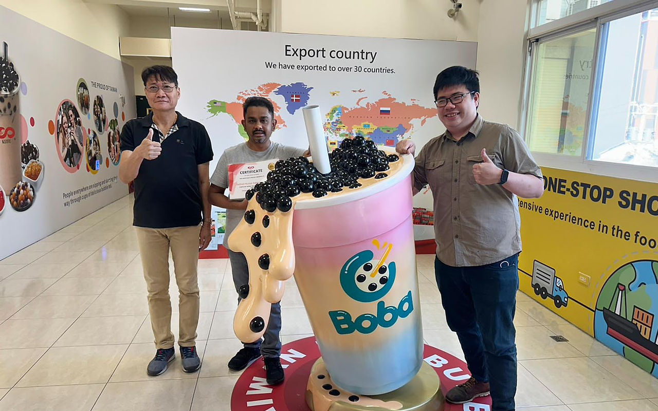 After the pearl milk tea training, we took a group photo with the instructor and staff.