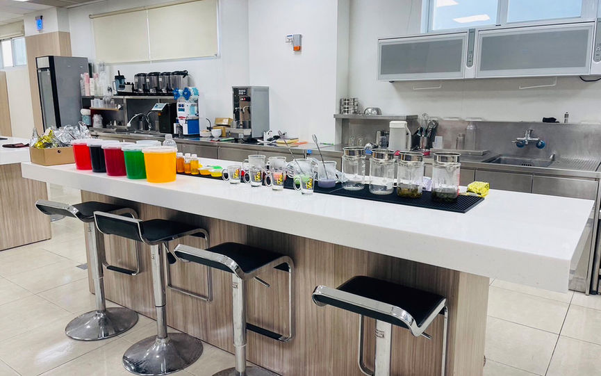 Professional bubble tea training bar in Taiwan demonstrating authentic Taiwanese bubble tea preparation and store operation training.