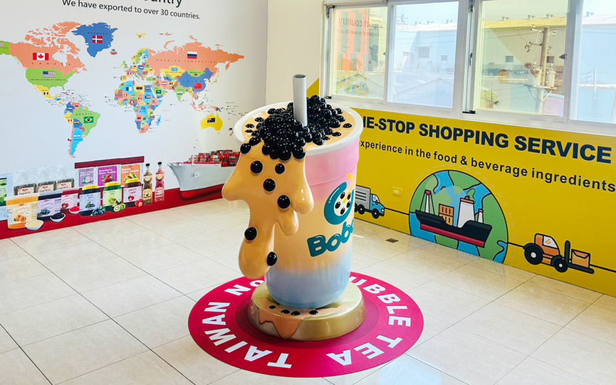 Taiwan bubble tea supplier showroom displaying bubble tea models, tapioca pearls, and professional beverage ingredients for global buyers.