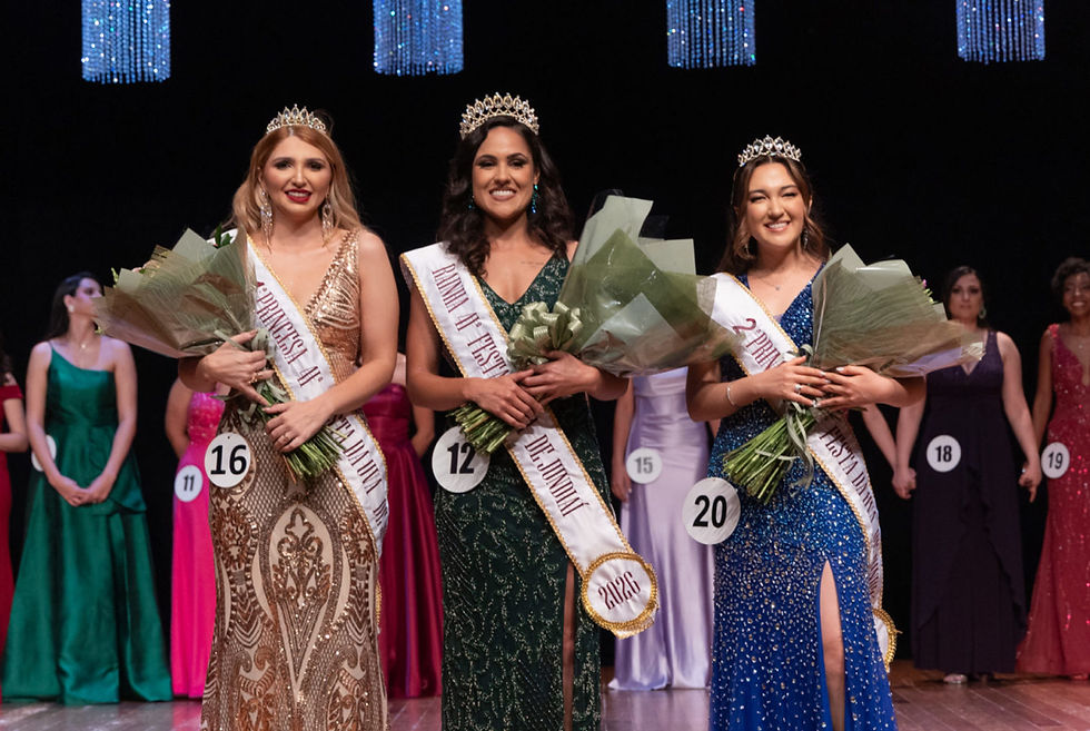 A nova Corte da Uva 2026: Bárbara Zomignani (1ª princesa), Suelen Lillian de Faria (rainha) e Maria Fernanda Oto Schincariol (2ª princesa)