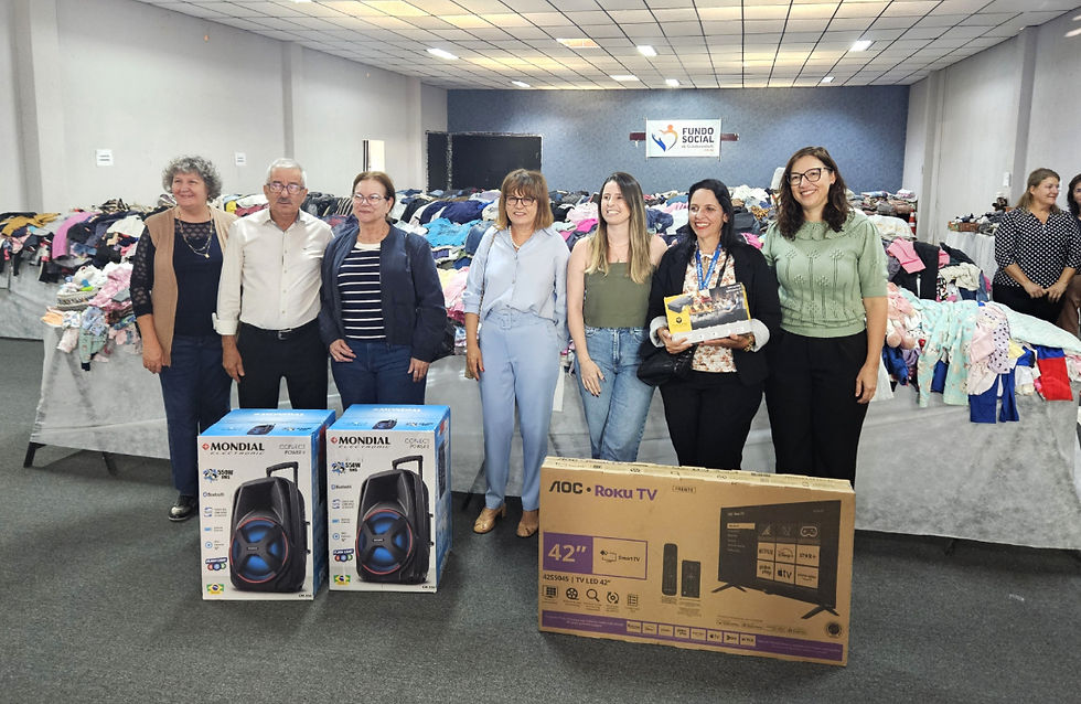 Regina, Mauro, Cidinha, Rosângela, Aline, Fabíola e Cássia na premiação da gincana de arrecadação da Campanha do Agasalho 2025
