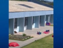 Professora e auxiliar são demitidas após criança de 2 anos ser esquecida no pátio de escola municipal, em Bragança Paulista