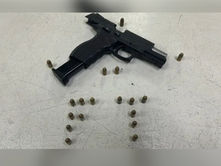 Homem é detido com arma de fogo em frente a supermercado em Várzea Paulista