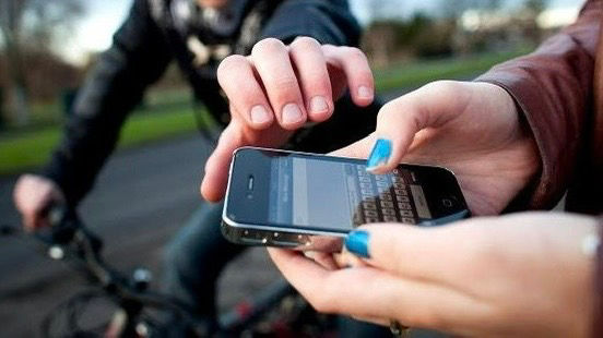 “Perdeu, perdeu”: dupla rouba mulher a caminho do trabalho em Atibaia