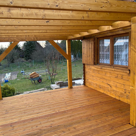 Widok na taras drewniany w pogódkach