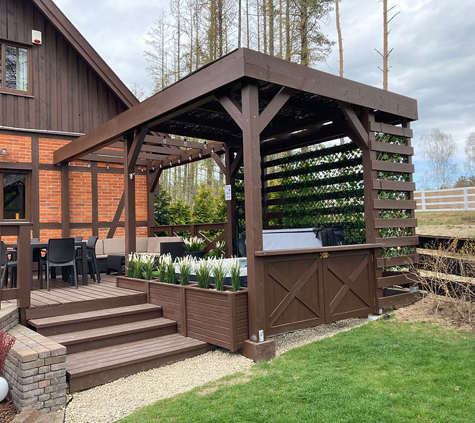 Pergola tarasowa z jacuzzi w Załakowie