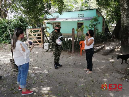 Militares apoyaron entrega de mercados en La Dorada